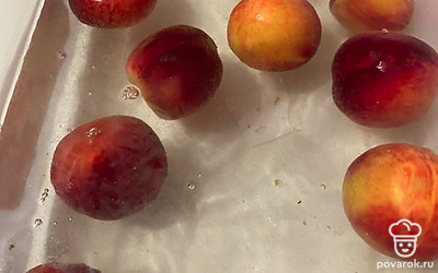 Затем, необходимо достать и переложить в холодную воду.