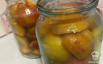 Наполняем баночки кусочками персиков.