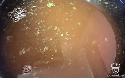 Заливаем банки с персиками горячей водой на 10 минут, сливаем в кастрюлю. Добавляем сахар, лимонную кислоту. Разливаем горячий сироп в банки.