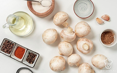 Свежие шампиньоны помойте, удалите загрязнения и повреждения, обсушите. Отмерьте необходимое количество воды, соли, сахара, уксуса, масла, перца и кориандра. Чеснок очистите и разрежьте на несколько частей. Красный лук очистите и нарежьте полукольцами. Укроп помойте и просушите. Простерилизуйте банки и крышки для хранения грибов.