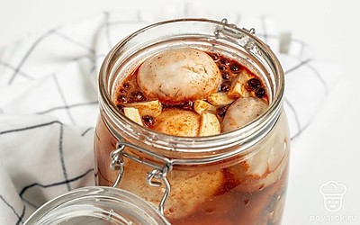 Доведите шампиньоны до готовности. Грибы разложите по банкам, залейте маринадом, закройте крышками и поставьте мариноваться в прохладное место или в холодильник на 12 часов.