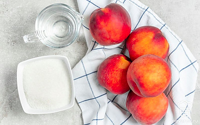 Персики вымойте, обсушите на бумажных полотенцах. Плоды очистите от кожицы, разрежьте на несколько частей, удалите косточки. Заранее подготовьте емкость для консервации с металлической крышкой. Вскипятите воду.