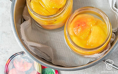 Законсервируйте фрукты. Для этого застелите подходящую по объему емкость тканью, установите подготовленные банки и пастеризуйте около 35 минут. Затем укупорьте, укутайте, остудите до комнатной температуры и отправьте на хранение.