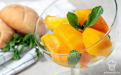 После полного остывания банки с персикам в собственном соку луше хранить в подвале или холодильнике.