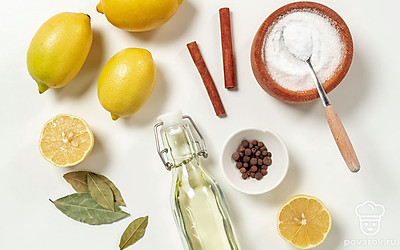 Промойте банку горячей водой и простерилизуйте ее. Помойте тщательно лимоны для удаления воскового слоя.