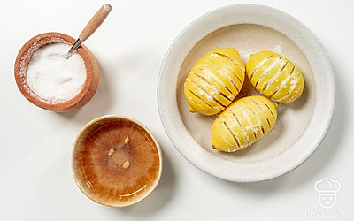 Подготовьте ингредиенты. Надрежьте пять лимонов крестообразным образом до середины. Оставшийся лимон прокатайте по поверхности, прижимая ладонями. Разрежьте пополам и выдавите сок. Внутрь разрезанных лимонов положите по 1 ч. л. соли.