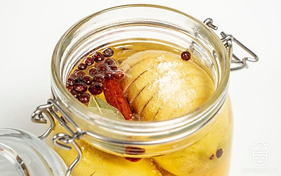 Законсервируйте соленые лимоны. Положите на дно банки 1 ст. л. соли. Наполните банку лимонами и тщательно их утрамбуйте. Положите сверху лавровые листы, палочку корицы и душистый перец горошком. Засыпьте лимоны оставшейся солью. Добавьте в банку лимонный сок, залейте оставшееся пространство растительным маслом доверху. Накройте банку крышкой и поставьте в темное сухое место на 3 недели. Один раз в 2-3 дня встряхивайте банку, чтобы соль лучше растворилась.