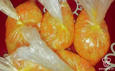 Потушить в собственном соку ещё 5 минут. Готово! Расфасовать в пакетики примерно по 150 грамм, остудить и убрать в морозилку. 