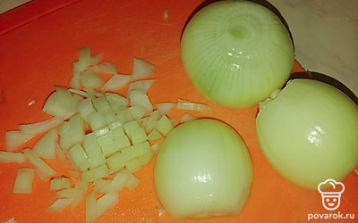 Почистить овощи, лук нарезать мелкими кубиками.