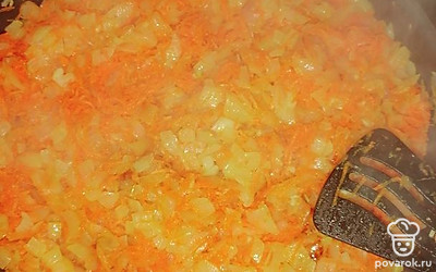 В сковороде разогреть масло, добавить лук и пережарить 5 минут. Затем добавить чеснок и пожарить ещё минутку. Морковь натереть на тёрке и добавить к луку и чесноку.