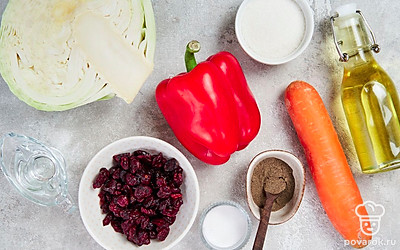 Помойте и обсушите капусту и перец. Снимите с капусты верхние листья, а из болгарского перца удалите семена. Почистите, помойте и обсушите морковь. Ополосните укроп для украшения.