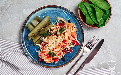 Украсьте порцию маринованной капусты веточкой укропа.