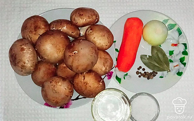 Грибы положите на тарелку. Очищенную морковь и лук положите на тарелку. Лавровый лист и перец поместите на тарелку. Воду налейте в стакан.