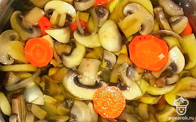 Грибы почистите и порежьте. Поставьте грибы вариться, а после закипания слейте воду и так повторите три раза. Влейте в кастрюлю воду, добавьте уксус, соль, душистый перец и лаврой лист. Морковь порежьте кружочками, лук - полукольцами. Добавьте в закипевший маринад и варите 5 минут. Добавьте в маринад грибы и варите 10 минут. Распределите грибы по банкам и закройте крышкой.