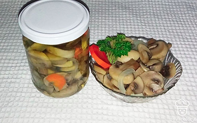 Положите готовое блюдо в пиалу и украсьте зеленью.