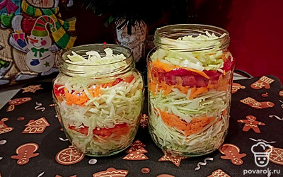 Выложите слоями в подготовленную чистую банку: капусту, морковь, перец, затем повторите слои. Утрамбуйте капусту. 