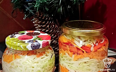 Приготовьте рассол: когда вода начнет закипать, добавьте сахар, соль, уксус, подсолнечное масло. Хорошо перемешайте и аккуратно заполните банки рассолом. Закройте крышкой и оставьте остывать. После того как остынет, уберите на 12 часов в холодильник. 