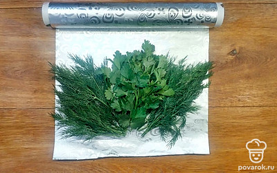 Промойте необходимое количество зелени для заморозки, встряхните и просушите бумажными полотенцами.