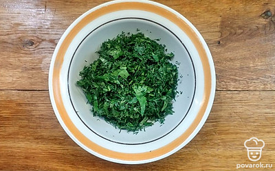 Мелко нарежьте петрушку и укроп. Возьмите глубокую тару и поместите туда зелень. Тщательно перемешайте.