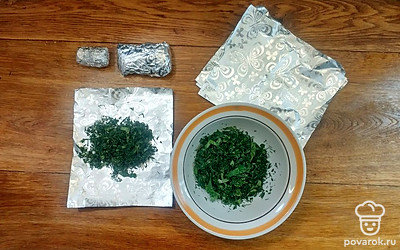 Нарежьте небольшие квадратики из фольги. Кладите зелень и заворачивайте внутрь. После завершения уложите получившиеся брикеты в морозильную камеру.