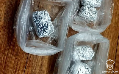 В зависимости от количества используемой зелени для формирования каждого брикета сортируйте их по пакетам. Это поможет быстро сориентироваться в необходимом количестве зелени по мере надобности для приготовления ваших блюд.