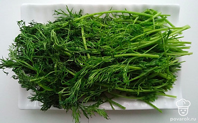 Положите свежий укроп на тарелку.
