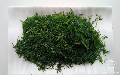 Укроп промойте в проточной воде, а затем просушите полотенцем. Ощипите его. Положите на блюдо салфетки, а на них положите укроп и укройте его сверху салфеткой. Поставьте в микроволновку на самый высокий режим, на 5 минут.