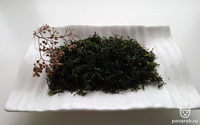 Переложите сушеный укроп в сухую чашку.