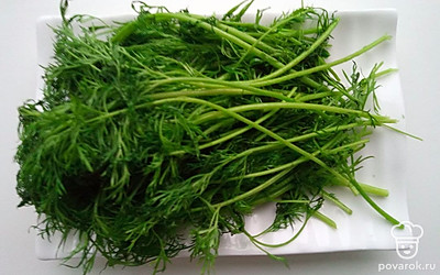 Положите свежий укроп на тарелку.