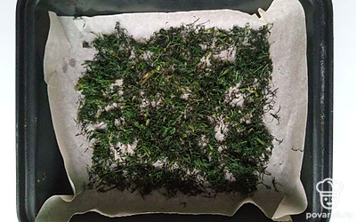 Укроп хорошо промойте в воде. Затем отрежьте все твердые части. Противень застелите пекарской бумагой, выложите поверх подсушенный укроп. И поставьте в разогретую до 40 градусов духовку на 2 часа. Обязательно держите створку духовки открытой. Проверяйте готовность зелени периодически. Она должна быть готова часа через два.