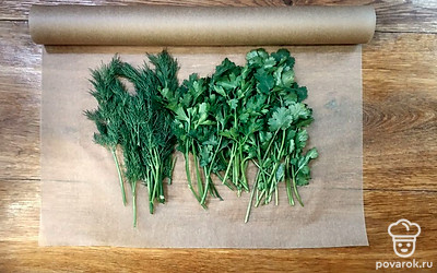 Промойте зелень под холодной водой. Слегка потрясите над раковиной и выложите на бумажные полотенца. Прикройте сверху дополнительным слоем бумажных полотенец и слабо надавите. Замените слои бумажных полотенец и оставьте до полного высыхания.