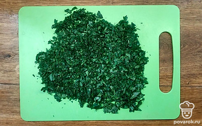 Выложите промытые пучки зелени на разделочную доску. Соразмерно нашинкуйте зелень, стараясь не делать это слишком мелко.
