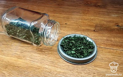 Готовую зелень поместите в глубокую емкость с крышкой. Храните в закрытом виде при комнатной температуре, чтобы сохранить вкусовые свойства на более долгий период. Добавляйте получившуюся специю к другим блюдам для внесения вкусовой насыщенности и разнообразия.