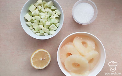 Подготовьте ананас с сиропом. Кабачок вымойте, снимите кожицу и разрежьте на кубики. Отмерьте необходимое количество сахара.