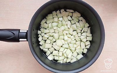 В сироп от ананасов выложите кабачки и сахар, подержите на огне 2 минуты. Добавьте сок 1/2 лимона.