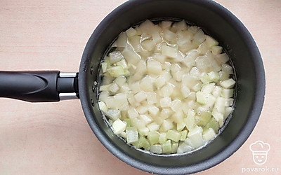 Добавьте кусочки ананаса. Кипятите еще 5 минут. Уберите с плиты, оставьте пропитаться на 12 часов. Затем вскипятите еще 10 минут.