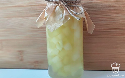 Это лакомство обычно закрывают на зиму, а зимой открывают баночку к чаю и наслаждаются холодными зимними вечерами. Но вы можете и сейчас попробовать этот десерт. Насыпьте варенье в небольшую пиалу, украсьте веточками мяты и подавайте к чаю или кофе с тостами.