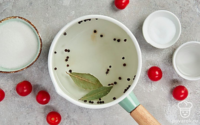 Сделайте маринад. Положите в кастрюлю с водой перец, соль, сахар и лавровый лист, поставьте на плиту и варите до кипения. Затем готовьте еще пару минут, далее налейте уксус и уберите кастрюлю с плиты.