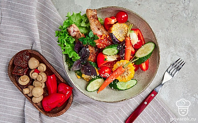 Готовые овощи достаньте из банки и красиво разложите на тарелке. Можно использовать их как закуску или гарнир.