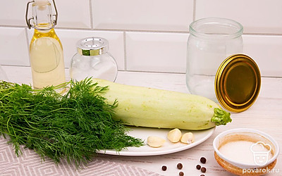 Приготовьте необходимые ингредиенты. Помойте их. Лучше для приготовления этого блюда использовать молодой кабачок. У него нежная кожура и не нужно его чистить. А вот полежавший необходимо очистить