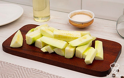 Порежьте кабачок на небольшие брусочки, если семена очень крупные и их много удалите их