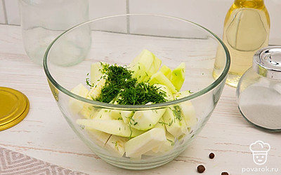 Укроп мелко порежьте и посыпьте кабачок. 2-3 зубчика чеснока так же мелко порубите и добавьте в основное блюдо. Все хорошо перемешайте.