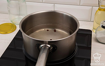 Воду налейте в кастрюлю и поставьте на огонь. Как закипит посолите, добавьте сахар, перец горошком.