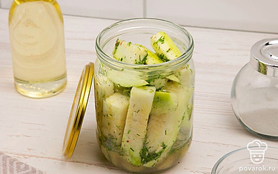 Кабачки плотно уложите в стерилизованную банку и потихоньку заливайте рассолом. Затем добавьте уксус.