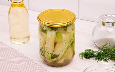 Банку плотно закатайте крышкой и перевернув на крышку плотно укутайте ее и оставьте на сутки. Затем уберите в прохладное место.