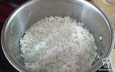 В подсоленной воде сварите рис до полуготовности.