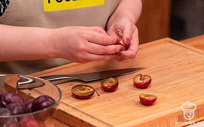 Смешайте в ступе листья тимьяна, тертый чеснок, соль и сахар. Смешайте сухую смесь с маслом. Сливу промойте и просушите, разрежьте аккуратно вдоль пополам, удаляя косточку.