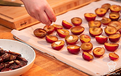 Вяленую сливу полностью остудите и сложите в герметичные банки. Для длительного хранения залейте горячим (но не кипящим) оливковым маслом.