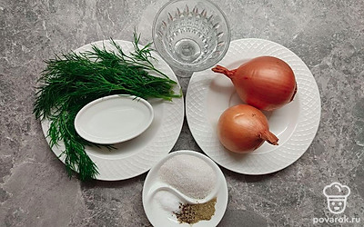 Почистите лук и нарежьте полукольцами. Укроп промойте и мелко нарежьте.