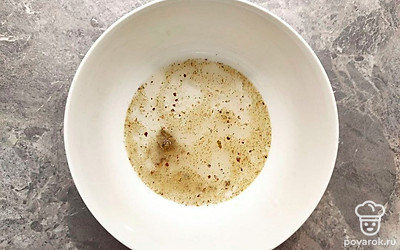 Для маринада смешайте уксус, сахар и соль. Тщательно перемешайте, пока все крупинки не растворятся. Добавьте перец и хмели-сунели. Тщательно перемешайте.